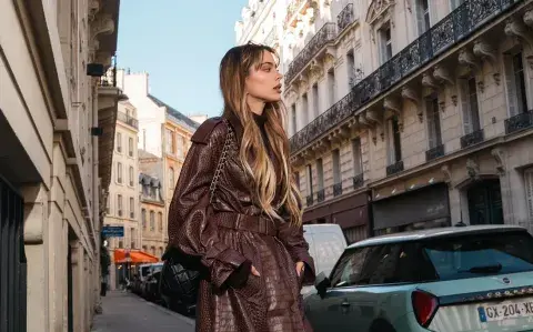 Tini Stoessel sorprendió en la Semana de la Moda en París con un tapado XXL