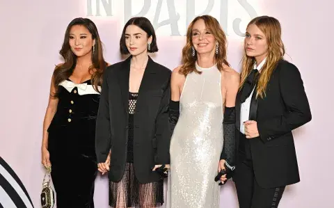 Ashley Park, Lily Collins, Philippine Leroy-Beaulieu y Camille Razat en la premiere de Emily in Paris.