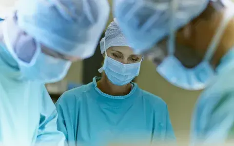 ¿Qué es la histerectomía laparoscópica, la intervención que nombran en Cónclave?