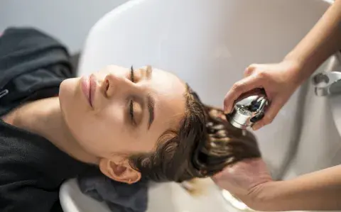 Cómo lograr que el cabello teñido se vea sano y fuerte, según una experta