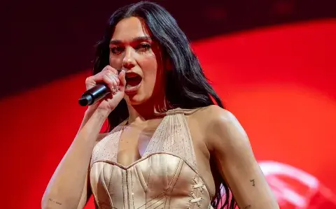 El corset de 7200 cristales con el que Dua Lipa deslumbró en el Radical Optimism Tour