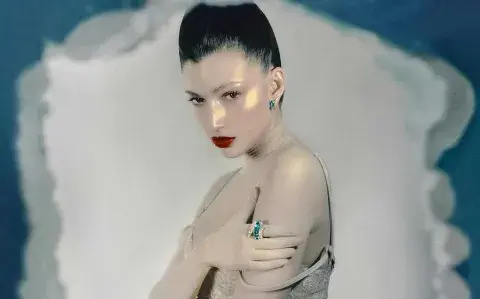 Úrsula Corberó protagoniza la portada de Vogue España con un look teatral