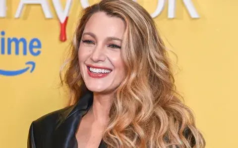 Con flecos, de cuero y XXL: el original abrigo que usó Blake Lively