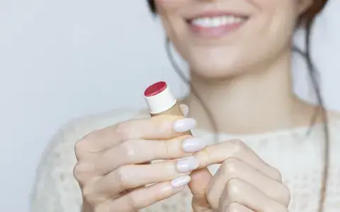 Adiós a los labios agrietados: los mejores bálsamos labiales para cuidarlos Adiós a los labios agrietados: los mejores bálsamos labiales para cuidarlos