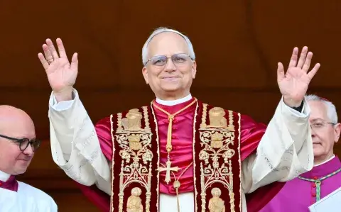 Papa León XIV: ¿qué significa la vestimenta que eligió en su primera aparición pública?