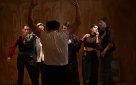 Primalión: una obra de teatro con monstruos y fiestas que desnuda el lado B del poder