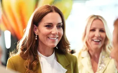 Kate Middleton deslumbró con un look sastrero diseñado por Victoria Beckham