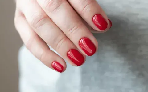 El rojo pasó de moda: el color perfecto para tu diseño de uña para este 2025 El rojo pasó de moda: el color perfecto para tu diseño de uña para este 2025