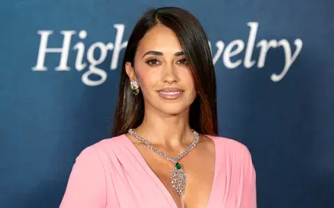 Antonela Roccuzzo deslumbró con su glossy hair: ¿qué es y cómo conseguirlo? Antonela Roccuzzo deslumbró con su glossy hair: ¿qué es y cómo conseguirlo?