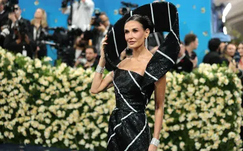 Met gala 2025: así fue el increíble look de Demi Moore inspirado en una corbata