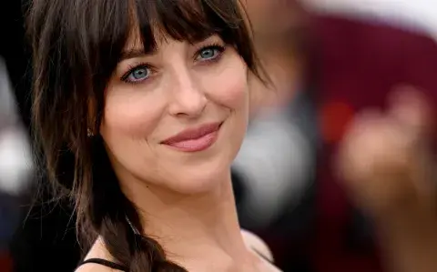 Dakota Johnson tiene la camisa tendencia de la temporada ideal para looks de oficina Dakota Johnson tiene la camisa tendencia de la temporada ideal para looks de oficina