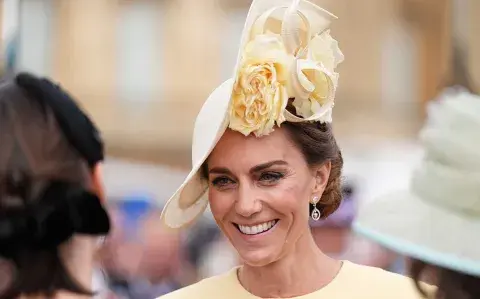 Kate Middleton brilló con un estilismo en clave butter yellow Kate Middleton brilló con un estilismo en clave butter yellow