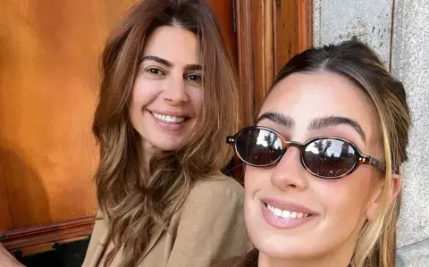 Juliana Awada y su hija Tini pasearon con looks otoñales del tono tendencia Juliana Awada y su hija Tini pasearon con looks otoñales del tono tendencia