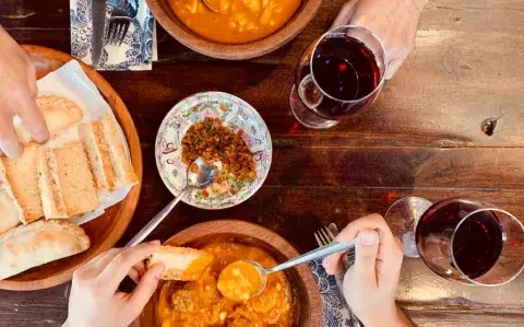 Locro, pastelitos y empanadas: dónde probar menúes patrios para el 25 de Mayo Locro, pastelitos y empanadas: dónde probar menúes patrios para el 25 de Mayo