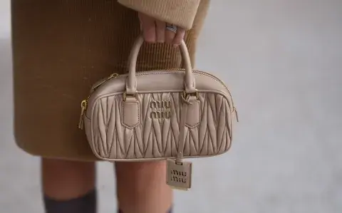 Adiós a las mini bags: cuál es el accesorio tendencia del 2025 Adiós a las mini bags: cuál es el accesorio tendencia del 2025