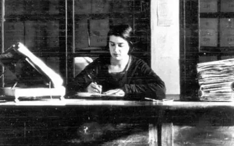 Quién es María Moliner, la mujer que inventó un diccionario y desafió a la RAE 
