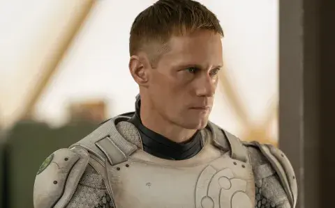 Después de Black Mirror: por qué mirar la comedia de Alexander Skarsgård, Murderbot Después de Black Mirror: por qué mirar la comedia de Alexander Skarsgård, Murderbot