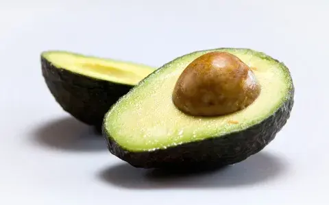 Cómo guardar la mitad de la palta sin que se ponga fea Cómo guardar la mitad de la palta sin que se ponga fea
