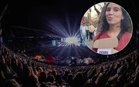 Vendía stickers en la calle y cumplió su sueño: ir a ver el show de Lali Vendía stickers en la calle y cumplió su sueño: ir a ver el show de Lali
