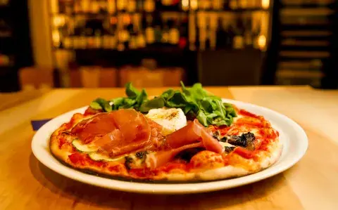 6 lugares que redefinieron la pizza en Buenos Aires 6 lugares que redefinieron la pizza en Buenos Aires