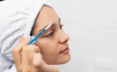 Los 10 fijadores de cejas del 2025: cómo conseguir el efecto microblading Los 10 fijadores de cejas del 2025: cómo conseguir el efecto microblading