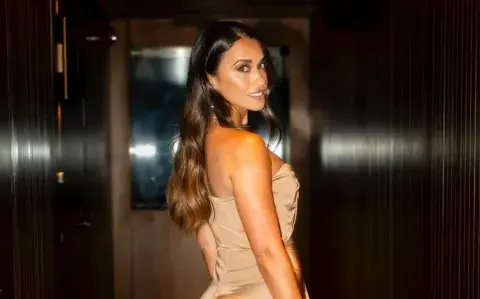 Antonela Roccuzzo deslumbró con un vestido de un solo hombro que marca tendencia Antonela Roccuzzo deslumbró con un vestido de un solo hombro que marca tendencia