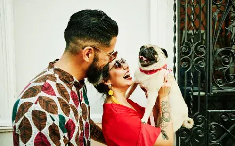 Pareja con un perrhijo