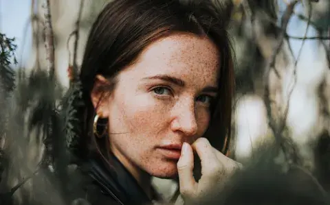 Mujer en la naturaleza preocupada