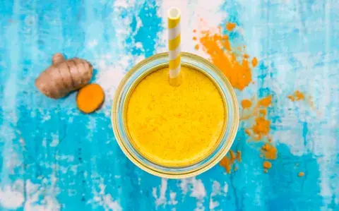 Leche dorada exprés: la receta de 2 minutos que calma y desinflama Leche dorada exprés: la receta de 2 minutos que calma y desinflama