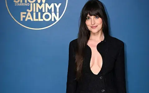 El Little black dress de Dakota Johnson en el programa de Jimmy Fallon El Little black dress de Dakota Johnson en el programa de Jimmy Fallon