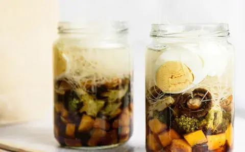 Ramen Quick: una receta casera para armarte una sopa en frasco ideal como vianda