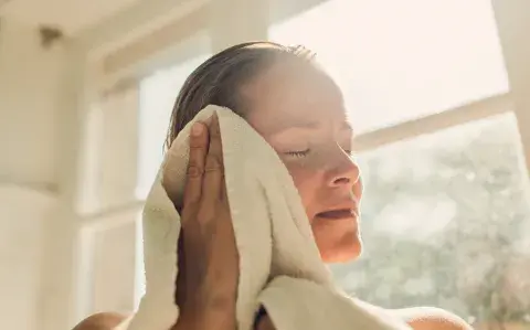 Cuidar tu piel con $0: estos son los 3 hábitos que no fallan en tu rutina de skincare Cuidar tu piel con $0: estos son los 3 hábitos que no fallan en tu rutina de skincare