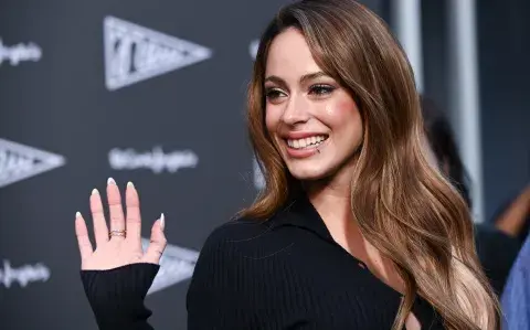 Tini Stoessel con uñas espejadas con brillos en degradé para Futttura