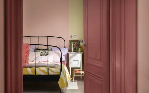 Tendencias deco 2025: el color cereza invade livings, habitaciones y cocinas