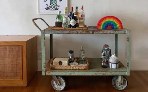 Los bares vintage con rueditas son uno de los objetos deco del 2025