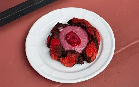 Pepa de frambuesa y chocolate: una cookie XL con corazón dulce y rosa Pepa de frambuesa y chocolate: una cookie XL con corazón dulce y rosa