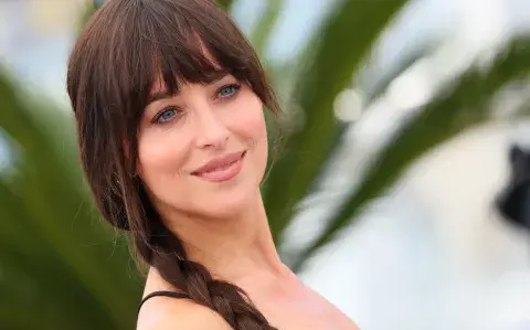 Falda XL y estampas: los mejores looks de Dakota Johnson en sus vacaciones en Ibiza Falda XL y estampas: los mejores looks de Dakota Johnson en sus vacaciones en Ibiza