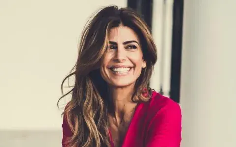 La casa de vacaciones de Juliana Awada en el Este: galería abierta y mucha madera