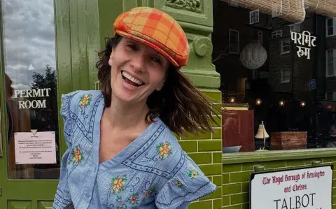 Vintage viajero: Natalia Oreiro deslumbra en Londres con el look más trendy