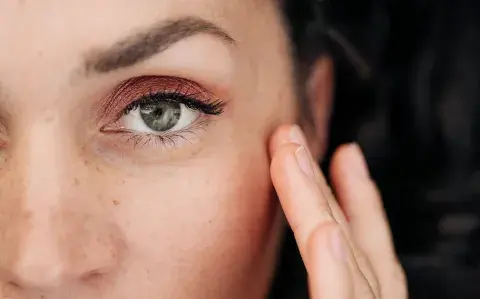 Resaltar los ojos con sombras: cuál es el tono perfecto para tu piel, según una experta
