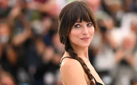 Faldas XL, transparencias y estampas: los mejores looks de Dakota Johnson en sus vacaciones en Ibiza