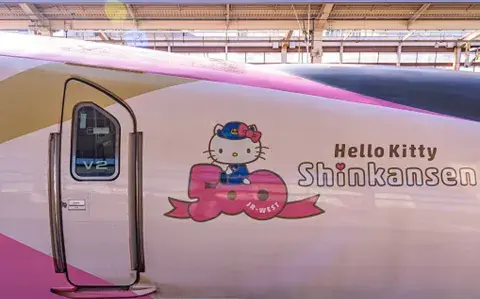 Así es el tren bala rosa inspirado en Hello Kitty que podés tomar en Japón