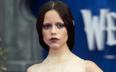 Gótica y súper glamorosa: el look Dark Beauty de Jenna Ortega presentando Merlina 2