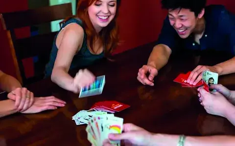 10 juegos de cartas para noches de amigas inolvidables