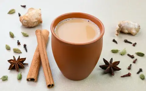 Leche de luna en Ayurveda: la receta de la moon milk viral