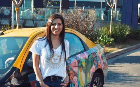 Magalí Sayal, la taxista que convirtió el auto de su papá en un taxi con arte Magalí Sayal, la taxista que convirtió el auto de su papá en un taxi con arte