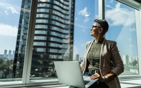 Mujeres líderes: cómo avanzar sin pagar el precio del agotamiento Mujeres líderes: cómo avanzar sin pagar el precio del agotamiento