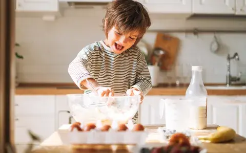 3 recetas fáciles y divertidas para cocinar con chicos en vacaciones en invierno