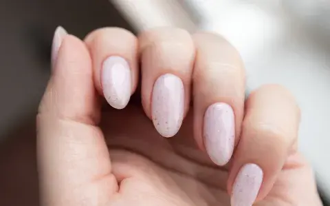 Uñas almendradas elegantes: 7 diseños que podés llevar a la oficina