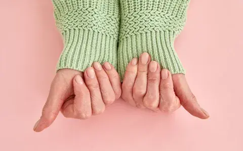 Vuelven las uñas cortas: así se llevan la manicuría minimalista Vuelven las uñas cortas: así se llevan la manicuría minimalista